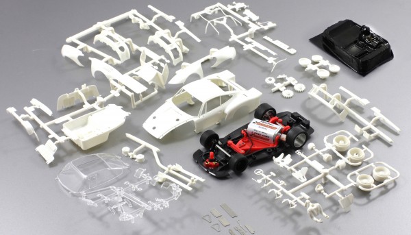 Slotcar 1:32 Bausatz analog SCALEAUTO P935/76 Gr.5 White Kit m.Racing R T3 Anglewinder-Chassis